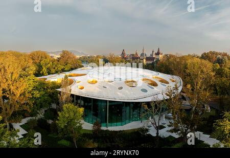 House of Music, Ungarn, Saal für zeitgenössische Musik. Öffentliches Gebäude, das kostenlos in einem Stadtpark von Budapest besucht werden kann. Einzigartige, formvollste Architektur, wh Stockfoto