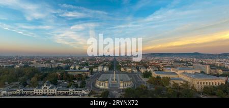 Das Panorama der Stadt Budapest umfasst auch den Heldenplatz und die Andrassy-Straße. Der Heldenplatz ist eine berühmte touristische Attraktion und m Stockfoto