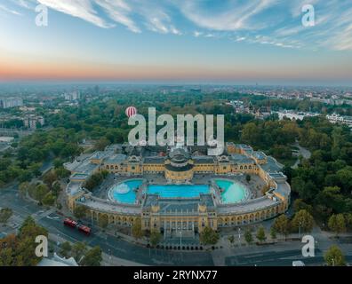 Luftbild über das Thermalbad in Budapest. Das berühmte Bad, wie Szechenyi genannt wird, liegt im Stadtpark von Budapest. Thermalbäder, Sauna, Stockfoto