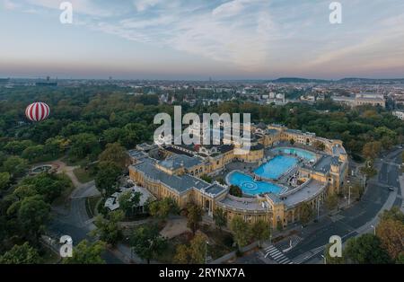 Luftbild über das Thermalbad in Budapest. Das berühmte Bad, wie Szechenyi genannt wird, liegt im Stadtpark von Budapest. Thermalbäder, Sauna, Stockfoto