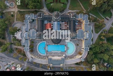 Luftbild über das Thermalbad in Budapest. Das berühmte Bad, wie Szechenyi genannt wird, liegt im Stadtpark von Budapest. Thermalbäder, Sauna, Stockfoto