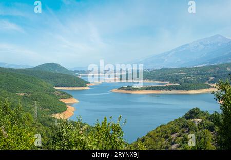 Genießen Sie die Sommerlandschaft des Sees mit Bergkulisse. Nordmazedonien nicht weit von Debar Town, Europa. Stockfoto