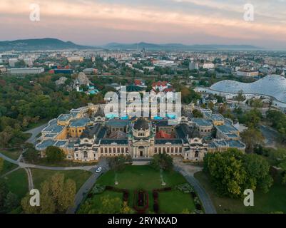 Luftbild über das Thermalbad in Budapest. Das berühmte Bad, wie Szechenyi genannt wird, liegt im Stadtpark von Budapest. Thermalbäder, Sauna, Stockfoto