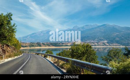 Genießen Sie die Sommerlandschaft des Sees mit Bergkulisse. Nordmazedonien nicht weit von Debar Town, Europa. Stockfoto