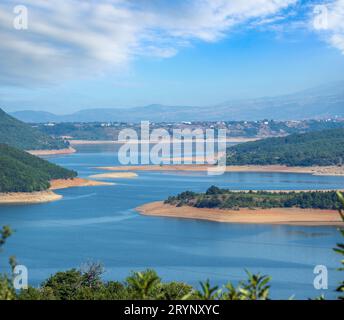 Genießen Sie die Sommerlandschaft des Sees mit Bergkulisse. Nordmazedonien nicht weit von Debar Town, Europa. Stockfoto