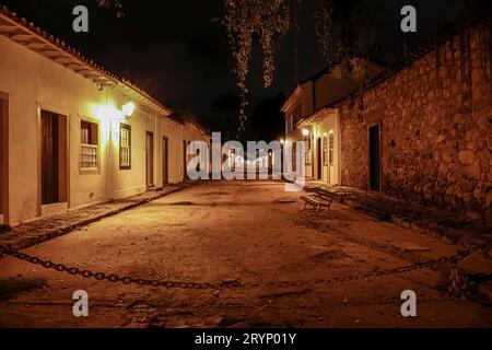 Stimmungsvoller Nachtsicht auf beleuchtete Straßen und Gebäude im historischen Zentrum von Paraty, Brasilien, UNESCO-Weltkulturerbe Stockfoto