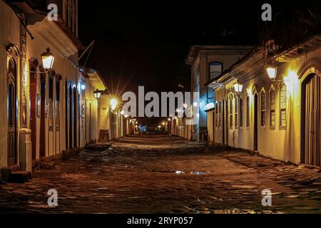 Stimmungsvoller Nachtsicht auf beleuchtete Straßen und Gebäude im historischen Zentrum von Paraty, Brasilien, UNESCO-Weltkulturerbe Stockfoto