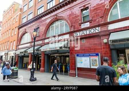 London Covent Garden U-Bahn-Station an der James Street, London, England, Großbritannien, september 2023. U-Bahn fahren Stockfoto