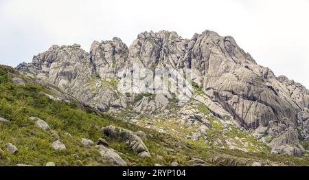 Malerische zerklüftete Granitberge der Serra da Mantiqueira (Mantiqueira Mountain Range) mit Gras Stockfoto