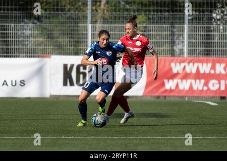 Gütersloh, Deutschland 01. Oktober 2023: 2.BL - Frauen - 2023/2024 - FSV Gütersloh vs. 1. FFC Turbine Potsdam im Bild: v. li. im Zweikampf Bianca Schmidt (Potsdam) und Shpresa Aradini (Gütersloh). Stockfoto