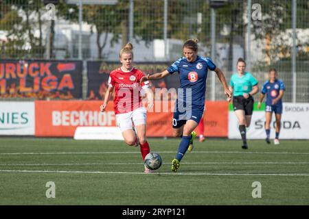 Gütersloh, Deutschland 01. Oktober 2023: 2.BL - Frauen - 2023/2024 - FSV Gütersloh vs. 1. FFC Turbine Potsdam im Bild: v. li. im Zweikampf Marie Schröder (Gütersloh) und Bianca Schmidt (Potsdam) Stockfoto