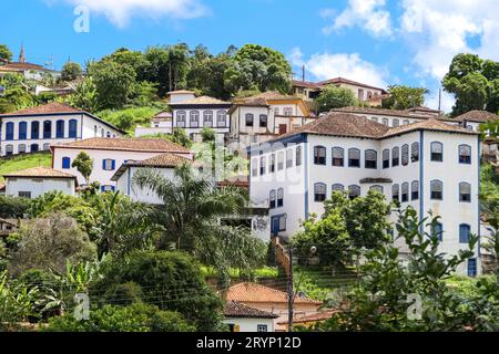 Weiße Kolonialbauten der historischen Stadt Serro an einem sonnigen Tag, Minas Gerais Brasilien Stockfoto