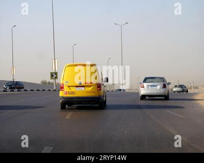Kairo, Ägypten, August 31 2023: DHL Truck auf dem Weg zur Lieferung eines Pakets ist DHL der weltweit führende Logistikdienstleister, der sich auf internatio spezialisiert hat Stockfoto