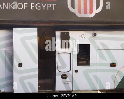 Kairo, Ägypten, 6. September 2023: National Bank of Egypt oder Al Bank Al Ahly Al Masre, die mobile Busfiliale, mit Geldautomaten und elektronischen Diensten für Zollabfertigung Stockfoto