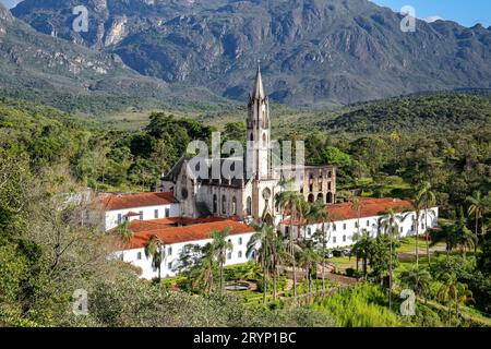 Nahaufnahme der Wallfahrtskirche Caraca mit Bergen und blauem Himmel im Hintergrund, Minas Gerais, br Stockfoto