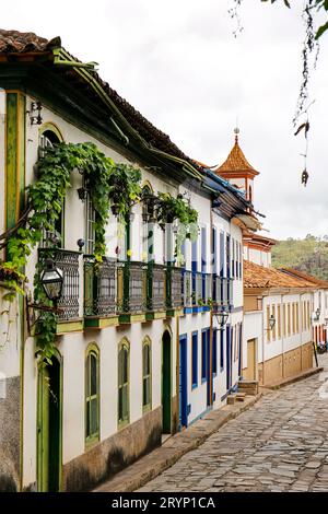 Blick auf die kopfsteingepflasterte Straße mit kolonialen Häuserfassaden in der historischen Stadt Diamantina, Minas Gerais, Stockfoto