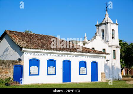 Church Nossa Senhora das Dores (Unsere Frau von Sorrows) an einem sonnigen Tag, historische Stadt Paraty, Brasilien Stockfoto