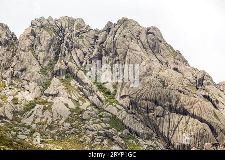 Malerische zerklüftete Granitberge der Serra da Mantiqueira (Mantiqueira Mountain Range) mit Gras Stockfoto