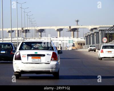 Kairo, Ägypten, 10. September 2023: Kairo wird von seinen weißen Taxis bedient, die Anfang der 2010er Jahre eingeführt wurden und nicht von einem Unternehmen geführt werden, sondern von Stockfoto