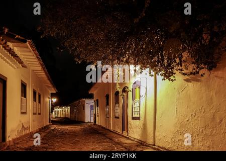 Atmosphärischer nächtlicher Blick auf die beleuchtete Straße und die Gebäude im historischen Zentrum von Paraty, Brasilien, U Stockfoto