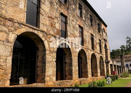 Blick auf das historische restaurierte Museum des Heiligtums CaraÃ mit Bögen und Fenstern, Minas Gerais, Brasilien Stockfoto