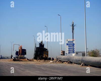 Kairo, Ägypten, 10. September 2023: Vorbereitungen für die Installation großer Wasserrohrteile, Sanitärleitungen, Verbesserung der Infrastruktur und des realen Zustands Stockfoto