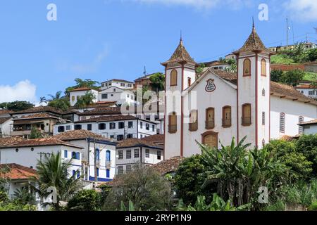 Blick auf eine beeindruckende Kirche und Gebäude der historischen Stadt Serro an einem sonnigen Tag, Minas Gerais Bra Stockfoto