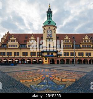 Leipziger Markt mit Stadtwappen auf dem Bürgersteig vor dem alten Rathaus, Deutschland, Europa Stockfoto