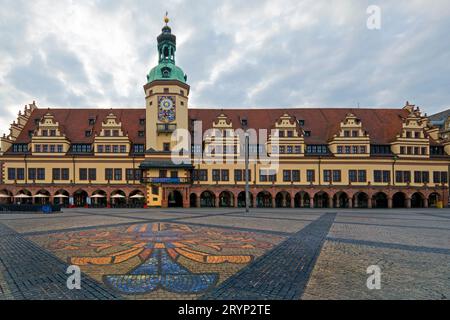 Leipziger Markt mit Stadtwappen auf dem Bürgersteig vor dem alten Rathaus, Deutschland, Europa Stockfoto