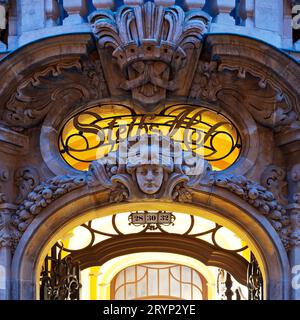 Neobarocke Gebäudedekoration am Portal Steibs Hof zur Blauen Stunde, Leipzig, Deutschland Stockfoto