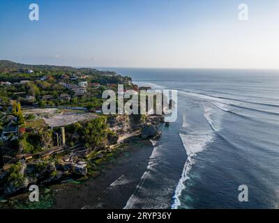 Blick aus der Vogelperspektive auf die Klippe von uluwatu auf Bali, kristallklares Wasser und blauer Himmel Stockfoto
