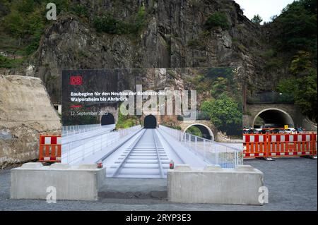 DEU, DEUTSCHLAND : nach der Flutkatastrophe im Ahrtal im Juli 2021 beginnt der Neubau der zerstoerten Ahrtalbahn zwischen Walporzheim und Ahrbrueck, hier annonciert von der Bahn AG in Altenahr, 12.09.2023 DEU, DEUTSCHLAND : nach der Flutkatastrophe im Ahrtal im Juli 2021, die Restaurierung des zerstörten Ahrtalzuges hat begonnen, wie von der Bahn AG in Altenahr, 12.09.2023 *** DEU, DEUTSCHLAND bekannt gegeben nach der Flutkatastrophe im Ahrtal im Juli 2021 beginnt die Restaurierung des zerstörten Ahrtalzuges zwischen Walporzheim und Ahrbrueck. wie von der Bahn AG in Altenahr angekündigt Stockfoto