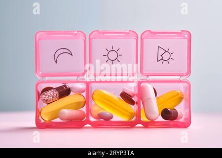 Helle Pille Box mit verschiedenen Pillen und Vitaminen. Stockfoto