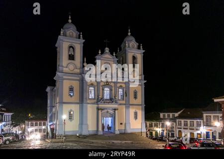 Vorderansicht der Kathedrale Metropolitan de Diamantina (Metropolitan Cathedral), beleuchtet bei Nacht, Mi Stockfoto