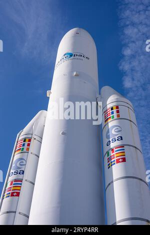 Modell eines europäischen Raketenwerfers Ariane 5, ausgestellt im französischen Luft- und Raumfahrtmuseum in Paris-Le Bourget Airport. Stockfoto