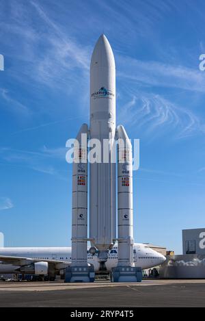 Modell eines europäischen Raketenwerfers Ariane 5, ausgestellt im französischen Luft- und Raumfahrtmuseum in Paris-Le Bourget Airport. Stockfoto