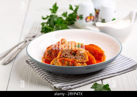 Hausgemachte gefüllte Kohlbrötchen mit Fleisch und Bulgur. Stockfoto