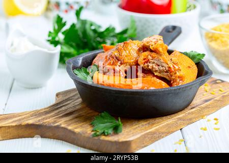 Gefüllte Kohlbrötchen mit Fleisch und Bulgur in Tomatensauce. Stockfoto