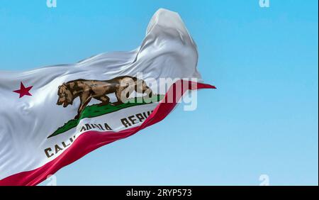Die kalifornische Staatsflagge winkt an einem klaren Tag Stockfoto