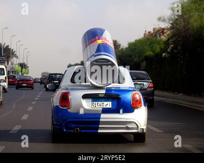 Kairo, Ägypten, 20. September 2023: Ein kleiner MINI Cooper mit einer großen Red Bull Dose auf der Rückseite, Red Bull MINI's wurden auf der ganzen Welt als Promo verwendet Stockfoto