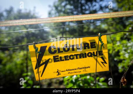 Warnung an einem elektrischen Zaun, regionaler Naturpark Ariège Pyrenäen, Arize-Massiv, Französische Republik, Europa Stockfoto