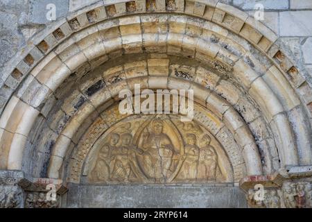 Tympanon mit Bildnis Christi in Majestät in seiner Mandorla und den vier Evangelisten, Basilika Saint-Just de Valcabrère, 12. Jahrhundert, Comminges, Französisch Stockfoto