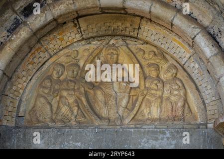 Tympanon mit Bildnis Christi in Majestät in seiner Mandorla und den vier Evangelisten, Basilika Saint-Just de Valcabrère, 12. Jahrhundert, Comminges, Französisch Stockfoto