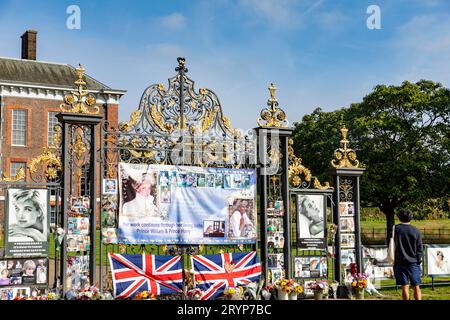 Kensington Place London Blumen Tribut an den Jahrestag des Todes von Prinzessin Diana am 31. August 1997, London, England, 2023 Stockfoto