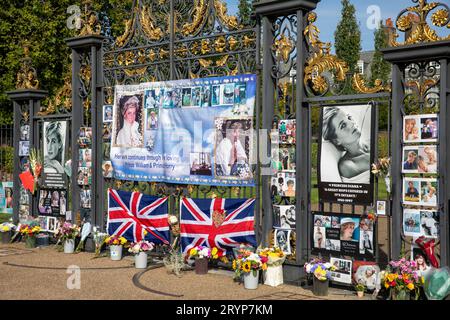 Kensington Place London Blumen Tribut an den Jahrestag des Todes von Prinzessin Diana am 31. August 1997, London, England, 2023 Stockfoto