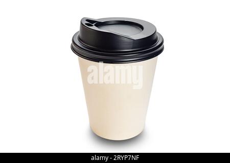Großansicht einer einzelnen glatten leeren Kaffeetasse aus weißem Papier mit schwarzem Deckel isoliert auf weißem Hintergrund. Stockfoto