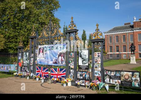 Kensington Place London Blumen Tribut an den Jahrestag des Todes von Prinzessin Diana am 31. August 1997, London, England, 2023 Stockfoto