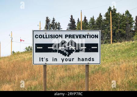 Cochrane, Alberta, Kanada. 4. Juni 2023. Ein Wegweiser mit dem Text: Collision Prevention it is in your hands. (Kollisionsprävention ist in deinen Händen.) Stockfoto