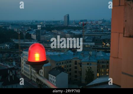 Nachtszene auf der Aussichtsplattform der Lettischen Akademie der Wissenschaften in Riga, Lettland Stockfoto