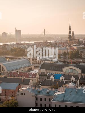 Blick auf den Sonnenuntergang von der Aussichtsplattform der Lettischen Akademie der Wissenschaften in Riga, Lettland Stockfoto